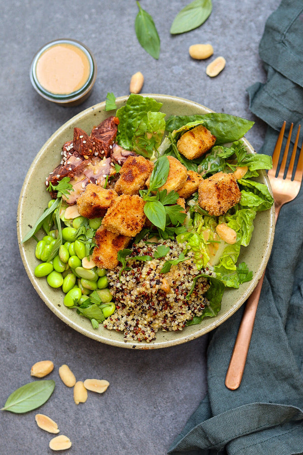 Asia-Bowl mit Erdnuss-Dressing