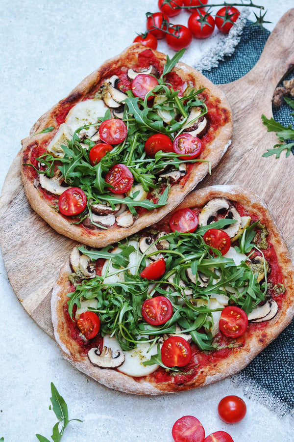 Knusprige vegane Vollkorn-Pizza mit Pesto und Rucola