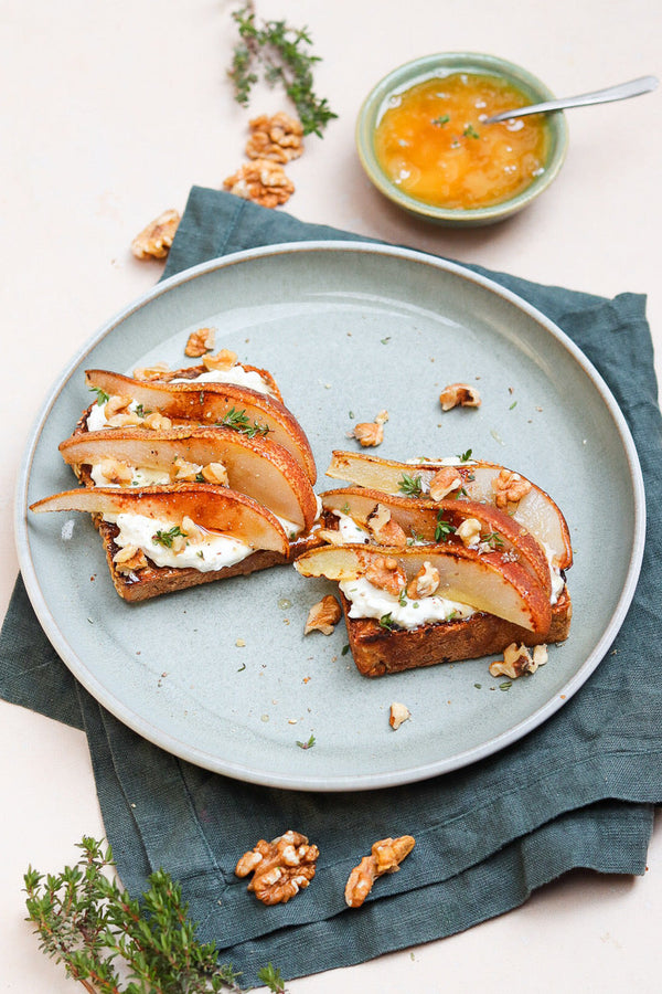 Vollkornbrot mit Ziegenfrischkäse und Thymian-Birne